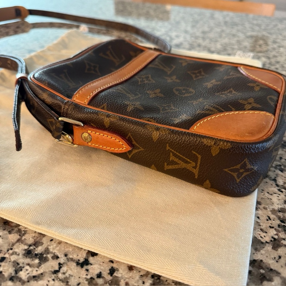 Louis Vuitton Monogram Danube 21 - Picture 4 of 15